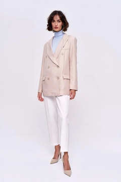 Bir model, Tuba Butik toptan giyim markasının 36339 - Jacket - Beige toptan Ceket ürününü sergiliyor.