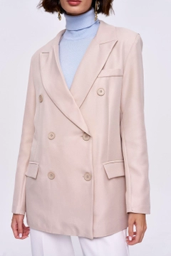 Ein Bekleidungsmodell aus dem Großhandel trägt 36339 - Jacket - Beige, türkischer Großhandel Jacke von Tuba Butik
