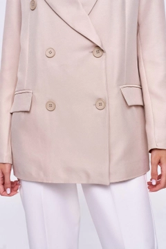 Bir model, Tuba Butik toptan giyim markasının 36339 - Jacket - Beige toptan Ceket ürününü sergiliyor.