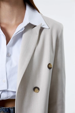 Bir model, Tuba Butik toptan giyim markasının TBU10071 - Jacket - Stone Color toptan Ceket ürününü sergiliyor.