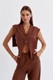 Een kledingmodel uit de groothandel draagt tbu11312-linen-blend-design-women's-vest-brown, Turkse groothandel  van 