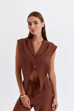 Ένα μοντέλο χονδρικής πώλησης ρούχων φοράει TBU11312 - Linen Blend Design Women's Vest - Brown, τούρκικο Αμάνικο μπλουζάκι χονδρικής πώλησης από Tuba Butik