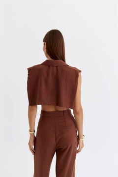 Ένα μοντέλο χονδρικής πώλησης ρούχων φοράει TBU11312 - Linen Blend Design Women's Vest - Brown, τούρκικο Αμάνικο μπλουζάκι χονδρικής πώλησης από Tuba Butik