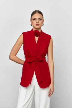 Ένα μοντέλο χονδρικής πώλησης ρούχων φοράει tbu12177-belted-tuxedo-collar-women's-vest-red, τούρκικο Αμάνικο μπλουζάκι χονδρικής πώλησης από Tuba Butik