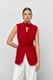 Bir model,  toptan giyim markasının tbu12177-belted-tuxedo-collar-women's-vest-red toptan  ürününü sergiliyor.