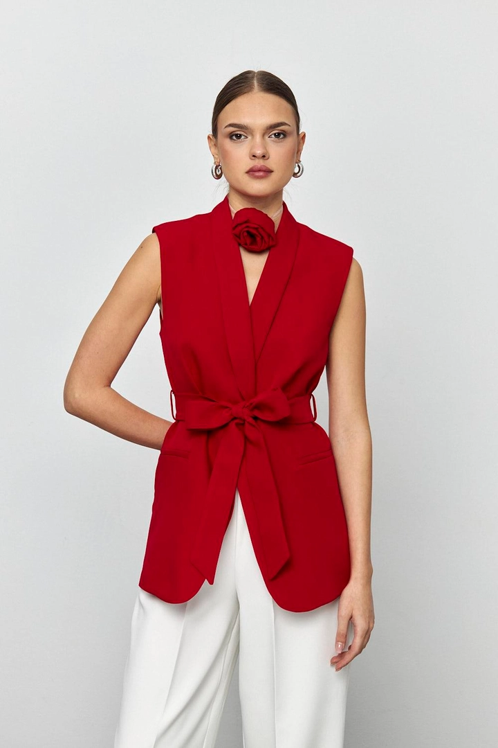 Bir model, Tuba Butik toptan giyim markasının tbu12177-belted-tuxedo-collar-women's-vest-red toptan Yelek ürününü sergiliyor.