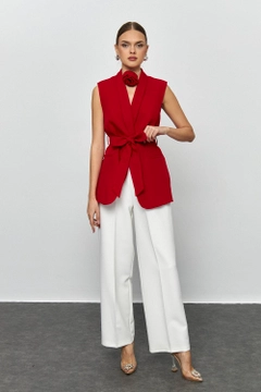 Ein Bekleidungsmodell aus dem Großhandel trägt tbu12177-belted-tuxedo-collar-women's-vest-red, türkischer Großhandel Weste von Tuba Butik