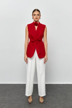 Bir model, Tuba Butik toptan giyim markasının tbu12177-belted-tuxedo-collar-women's-vest-red toptan Yelek ürününü sergiliyor.