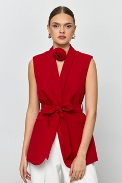 Ein Bekleidungsmodell aus dem Großhandel trägt tbu12177-belted-tuxedo-collar-women's-vest-red, türkischer Großhandel Weste von Tuba Butik