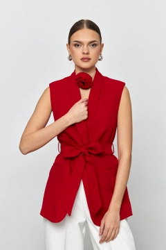 Модель оптовой продажи одежды носит tbu12177-belted-tuxedo-collar-women's-vest-red, турецкий оптовый товар Жилет от Tuba Butik.
