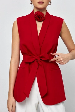 Una modelo de ropa al por mayor lleva tbu12177-belted-tuxedo-collar-women's-vest-red, Chaleco turco al por mayor de Tuba Butik