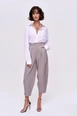 Bir model,  toptan giyim markasının tbu11954-pleated-shalwar-women's-trousers-gray toptan  ürününü sergiliyor.
