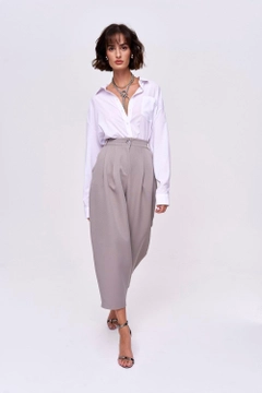 Ένα μοντέλο χονδρικής πώλησης ρούχων φοράει tbu11954-pleated-shalwar-women's-trousers-gray, τούρκικο Παντελόνι χονδρικής πώλησης από Tuba Butik