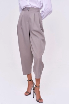 Een kledingmodel uit de groothandel draagt tbu11954-pleated-shalwar-women's-trousers-gray, Turkse groothandel Broek van Tuba Butik