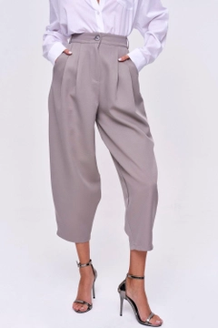 Модель оптовой продажи одежды носит tbu11954-pleated-shalwar-women's-trousers-gray, турецкий оптовый товар Штаны от Tuba Butik.