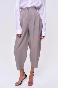 Una modella di abbigliamento all'ingrosso indossa tbu11954-pleated-shalwar-women's-trousers-gray, vendita all'ingrosso turca di Pantaloni di Tuba Butik