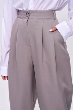 Una modelo de ropa al por mayor lleva tbu11954-pleated-shalwar-women's-trousers-gray, Pantalón turco al por mayor de Tuba Butik