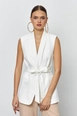 Ένα μοντέλο χονδρικής πώλησης ρούχων φοράει tbu12173-belted-tuxedo-collar-women's-vest-white, τούρκικο  χονδρικής πώλησης από 