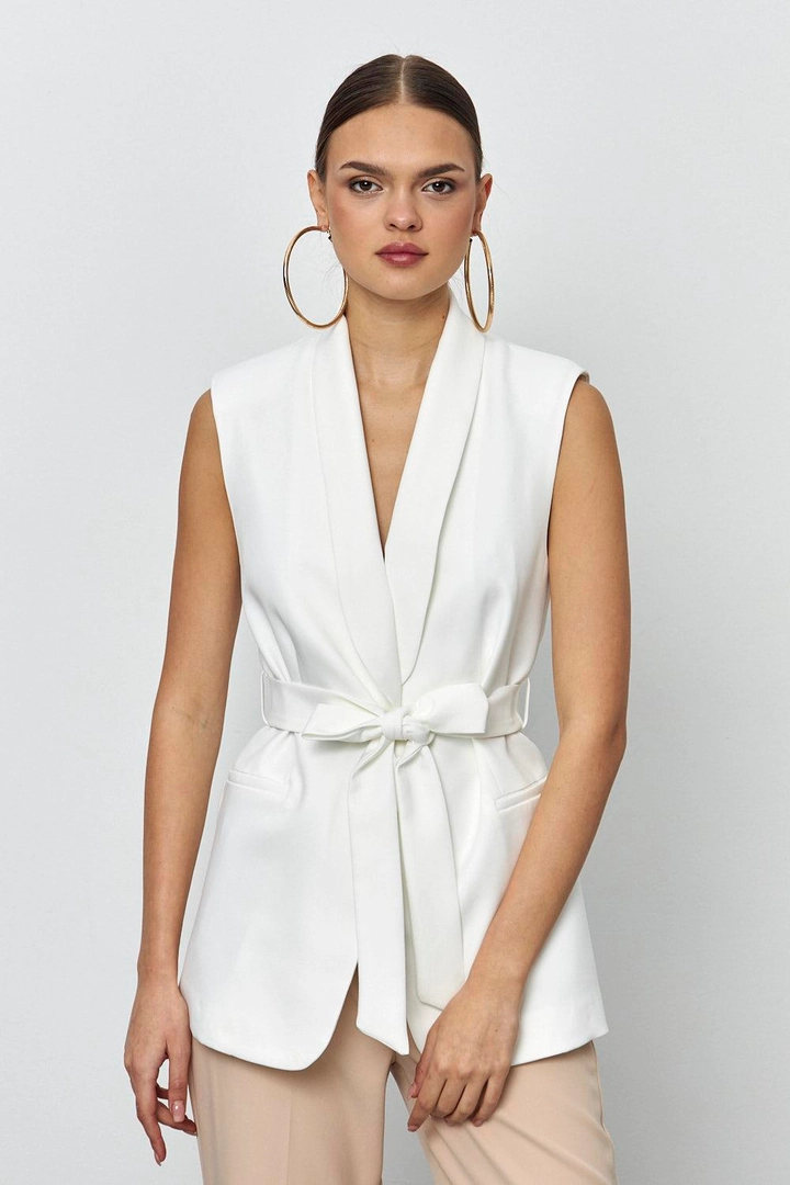 Bir model, Tuba Butik toptan giyim markasının tbu12173-belted-tuxedo-collar-women's-vest-white toptan Yelek ürününü sergiliyor.