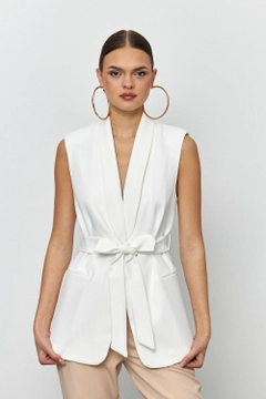 Ein Bekleidungsmodell aus dem Großhandel trägt tbu12173-belted-tuxedo-collar-women's-vest-white, türkischer Großhandel Weste von Tuba Butik
