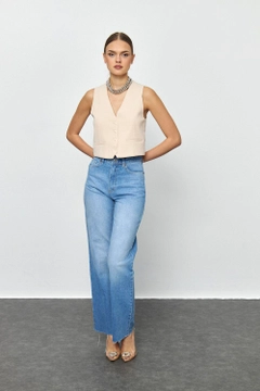 Bir model, Tuba Butik toptan giyim markasının tbu12169-straight-cut-women's-vest-beige toptan Yelek ürününü sergiliyor.