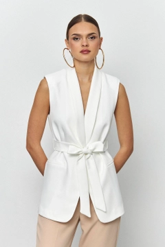 Una modelo de ropa al por mayor lleva tbu12173-belted-tuxedo-collar-women's-vest-white, Chaleco turco al por mayor de Tuba Butik