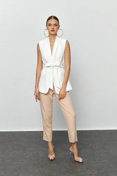 Bir model, Tuba Butik toptan giyim markasının tbu12173-belted-tuxedo-collar-women's-vest-white toptan Yelek ürününü sergiliyor.