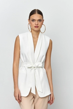 Модель оптовой продажи одежды носит tbu12173-belted-tuxedo-collar-women's-vest-white, турецкий оптовый товар Жилет от Tuba Butik.