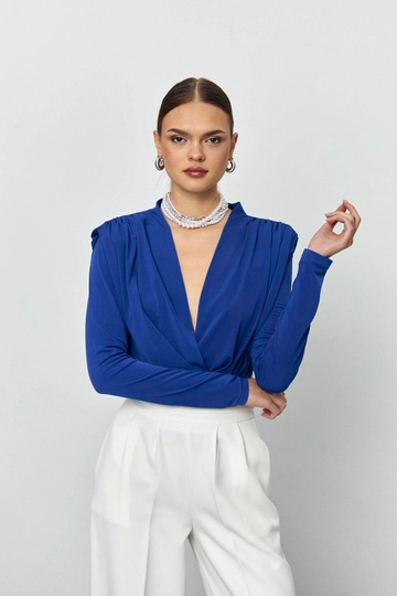 Bir model, Tuba Butik toptan giyim markasının  Kruvaze Yaka Saks Bodysuit - Mavi
 toptan Bodysuit ürününü sergiliyor.