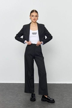 A wholesale clothing model wears tbu12187-masculine-crop-anthracite-women's-jacket-gray, Turkish wholesale Jacket of Tuba Butik