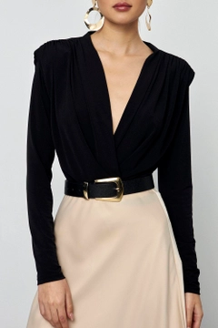 A wholesale clothing model wears tbu12189-double-breasted-neck-bodysuit-black, Turkish wholesale Bodysuit of Tuba Butik
