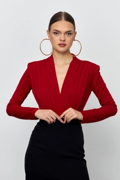A wholesale clothing model wears tbu12195-double-breasted-neck-bodysuit-red, Turkish wholesale Bodysuit of Tuba Butik