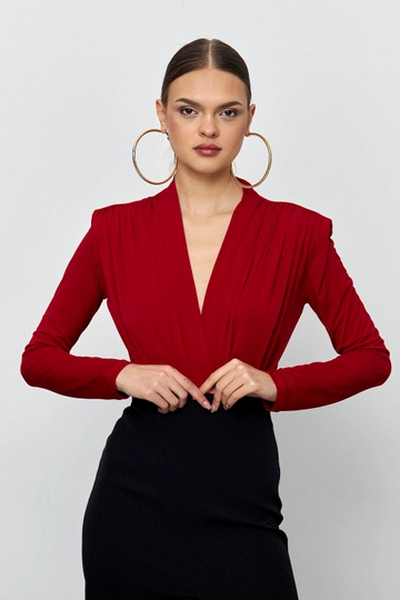 A wholesale clothing model wears  Double Breasted Neck Bodysuit - Red
, Turkish wholesale Bodysuit of Tuba Butik
