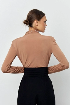 A wholesale clothing model wears tbu12193-double-breasted-neck-open-bodysuit-brown, Turkish wholesale Bodysuit of Tuba Butik