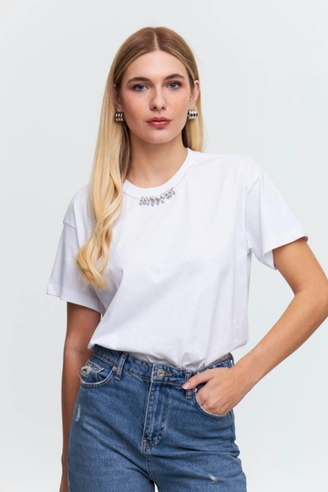 A wholesale clothing model wears  Crew Neck Stone Detailed Women's T-Shirt - White
, Turkish wholesale Tshirt of Tuba Butik