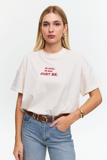 A wholesale clothing model wears  Crew Neck Printed Short Sleeve Women's T-Shirt - Cream
, Turkish wholesale Tshirt of Tuba Butik