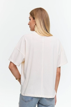 Een kledingmodel uit de groothandel draagt tbu12485-crew-neck-printed-short-sleeve-women's-cream, Turkse groothandel T-shirt van Tuba Butik