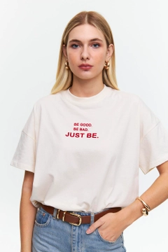 Ein Bekleidungsmodell aus dem Großhandel trägt tbu12485-crew-neck-printed-short-sleeve-women's-cream, türkischer Großhandel T-Shirt von Tuba Butik