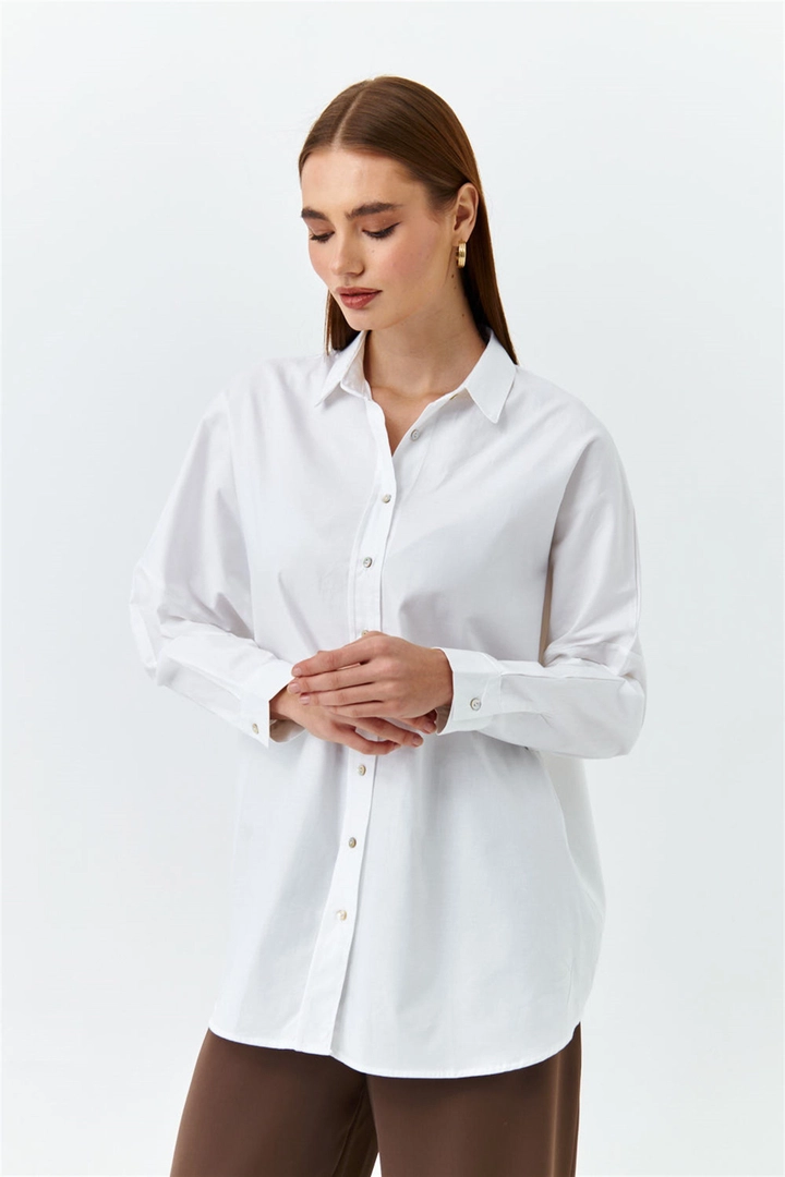 Bir model, Tuba Butik toptan giyim markasının 47444 - Shirt - White toptan Gömlek ürününü sergiliyor.
