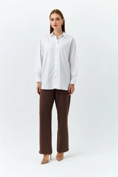Een kledingmodel uit de groothandel draagt 47444 - Shirt - White, Turkse groothandel Shirt van Tuba Butik