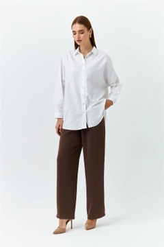 Una modella di abbigliamento all'ingrosso indossa 47444 - Shirt - White, vendita all'ingrosso turca di Camicia di Tuba Butik