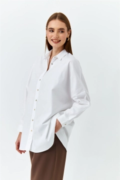 Ένα μοντέλο χονδρικής πώλησης ρούχων φοράει 47444 - Shirt - White, τούρκικο Πουκάμισο χονδρικής πώλησης από Tuba Butik