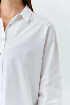 A wholesale clothing model wears 47444 - Shirt - White, Turkish wholesale Shirt of Tuba Butik