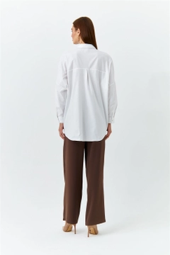 Una modelo de ropa al por mayor lleva 47444 - Shirt - White, Camisa turco al por mayor de Tuba Butik