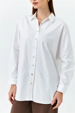 Ένα μοντέλο χονδρικής πώλησης ρούχων φοράει 47444 - Shirt - White, τούρκικο Πουκάμισο χονδρικής πώλησης από Tuba Butik