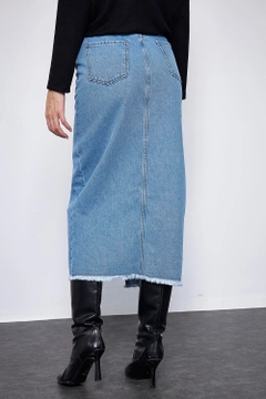 Een kledingmodel uit de groothandel draagt TBU10019 - Denim Skirt - Blue, Turkse groothandel Rok van Tuba Butik