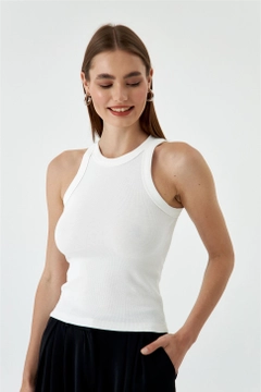Bir model, Tuba Butik toptan giyim markasının TBU10759 - Halter Collar Corduroy Athlete - Cream toptan Atlet ürününü sergiliyor.