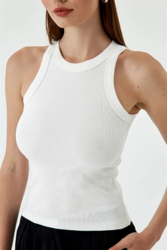 Ein Bekleidungsmodell aus dem Großhandel trägt TBU10759 - Halter Collar Corduroy Athlete - Cream, türkischer Großhandel Unterhemd von Tuba Butik