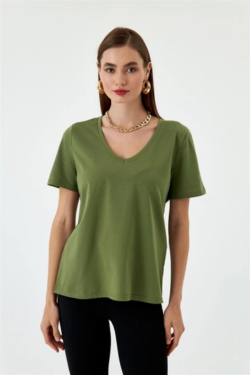 A wholesale clothing model wears  Women's V-Neck Short Sleeve T-Shirt - Khaki
, Turkish wholesale Tshirt of Tuba Butik