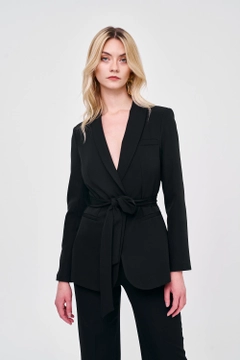 A wholesale clothing model wears tbu12578-belted-blazer-jacket-trousers-women's-suit-black, Turkish wholesale Suit of Tuba Butik